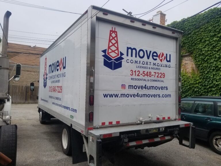 MoveU branding and contact on van Chicago, Illinois